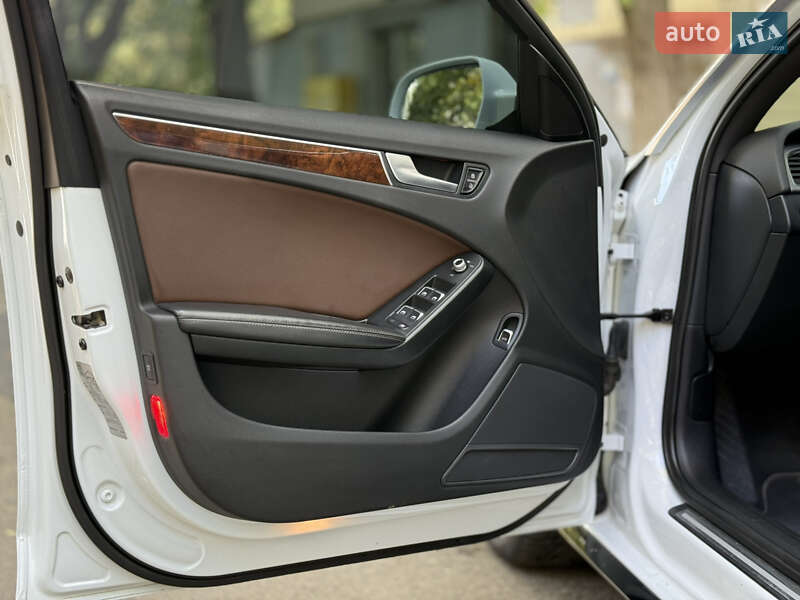 Седан Audi A4 2012 в Измаиле