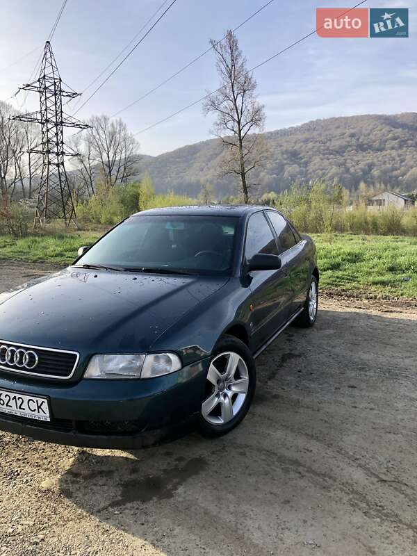 Седан Audi A4 1995 в Косові
