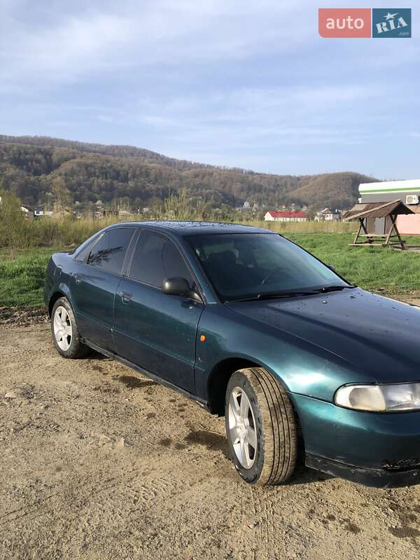 Седан Audi A4 1995 в Косове