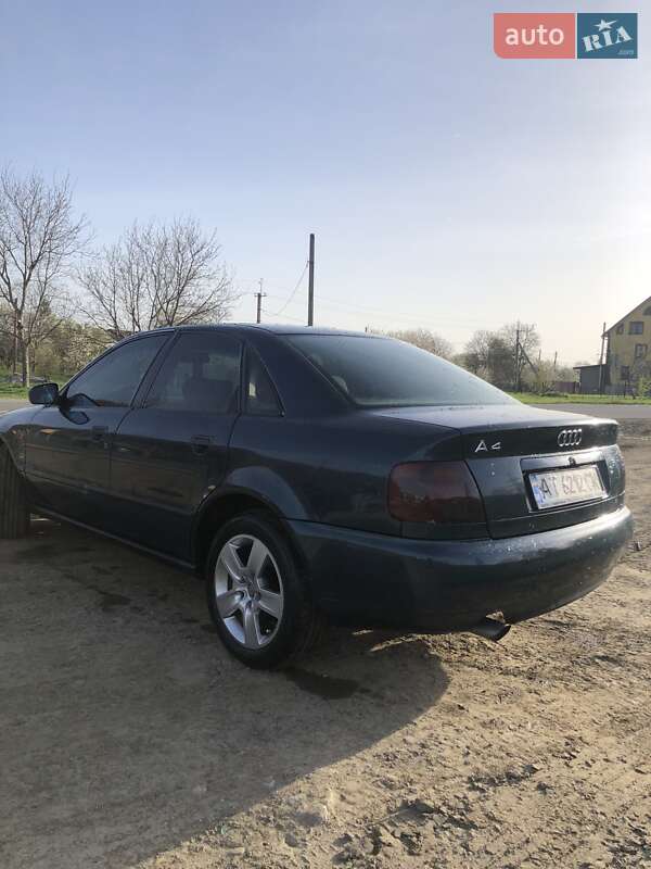 Седан Audi A4 1995 в Косове