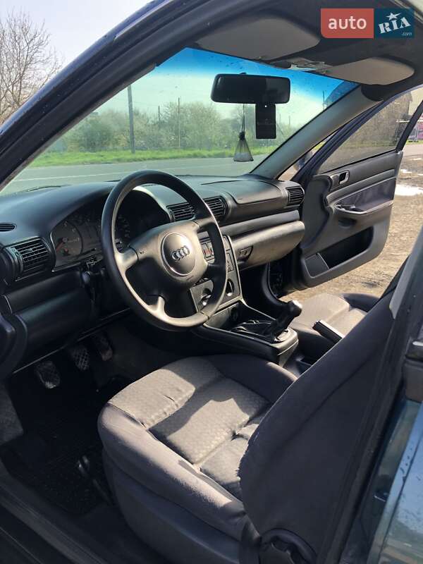 Седан Audi A4 1995 в Косове