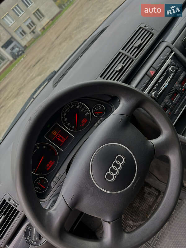 Седан Audi A4 2003 в Заре