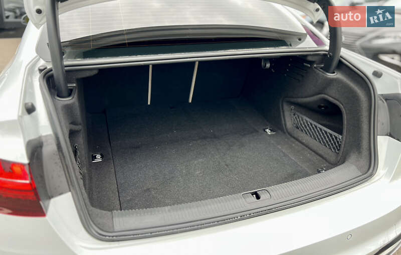 Седан Audi A4 2022 в Киеве