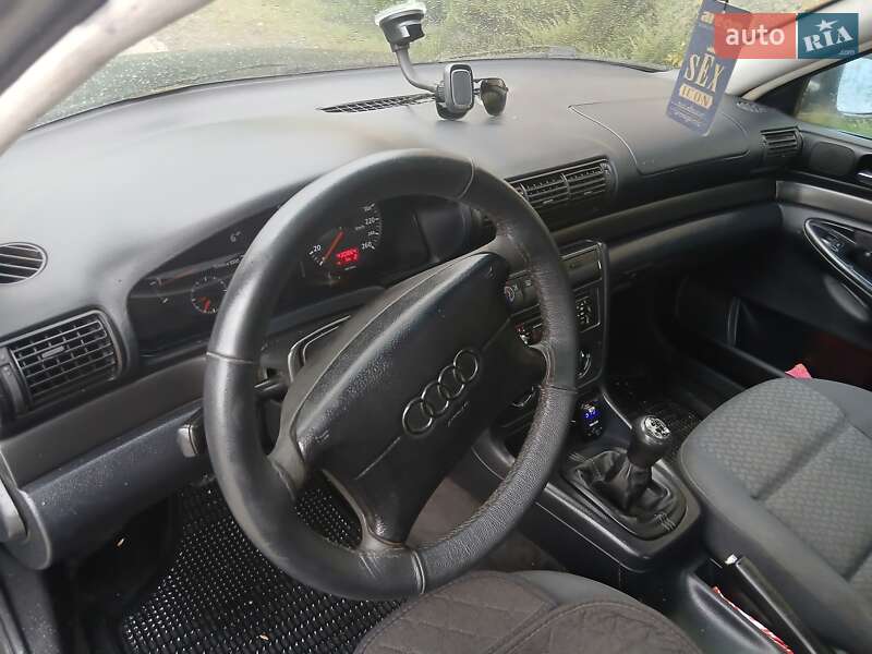 Седан Audi A4 1996 в Хотине