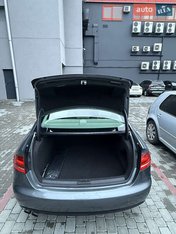 Седан Audi A4 2011 в Буковеле