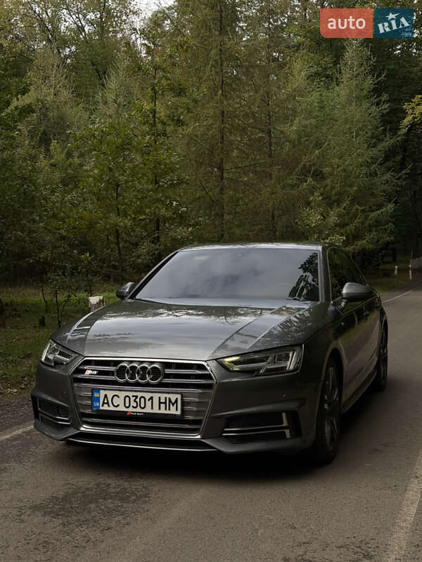 Седан Audi A4 2017 в 