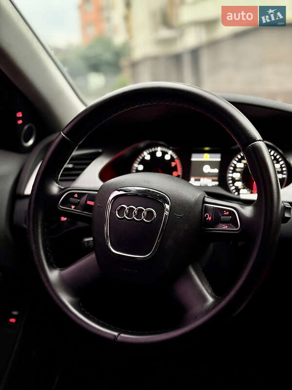 Седан Audi A4 2012 в Ивано-Франковске