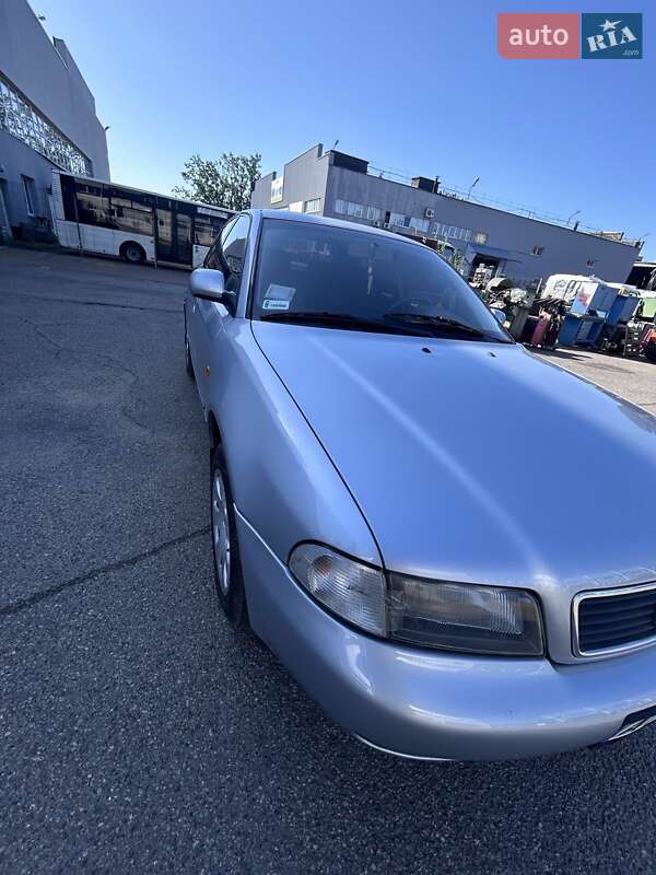 Седан Audi A4 1998 в Бабинцам