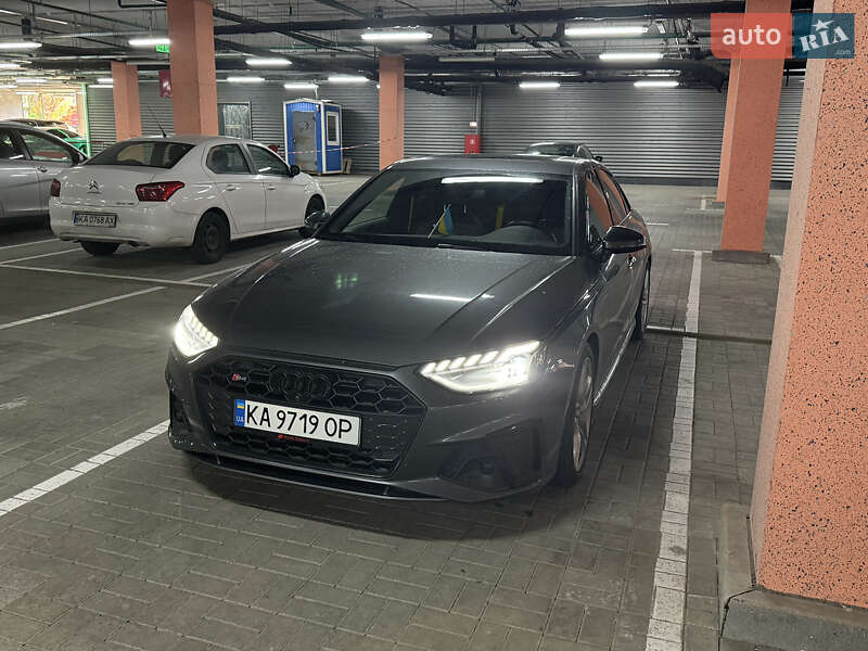 Седан Audi A4 2020 в 