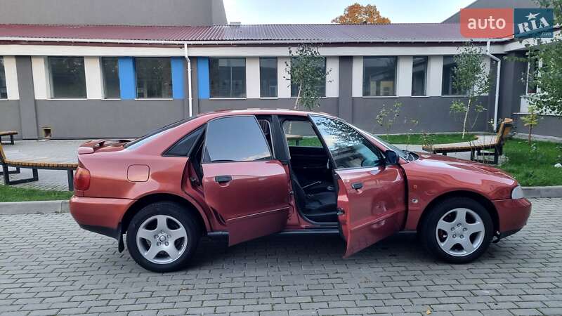Седан Audi A4 1996 в Луцке