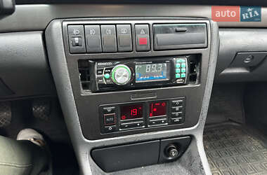 Седан Audi A4 1999 в 
