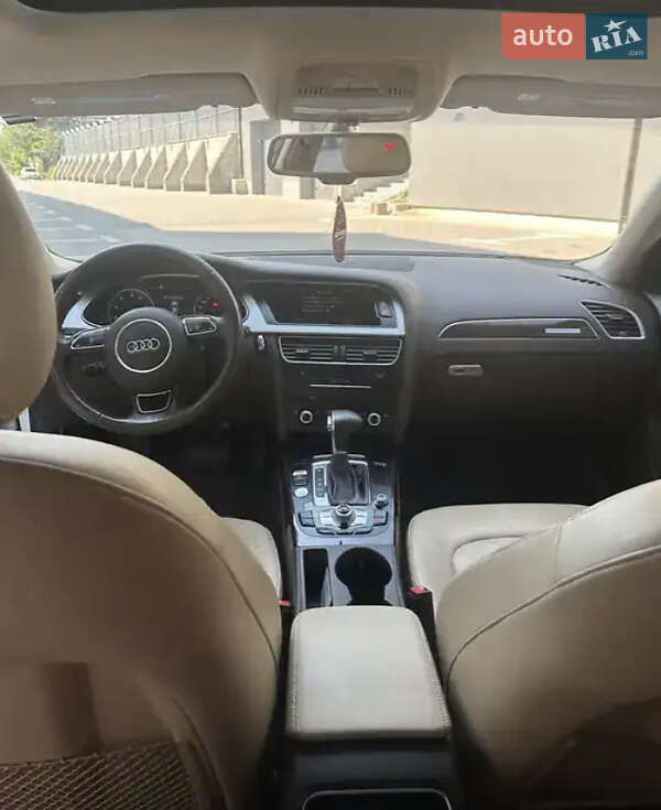 Седан Audi A4 2015 в Львове