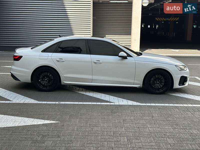 Седан Audi A4 2022 в Киеве