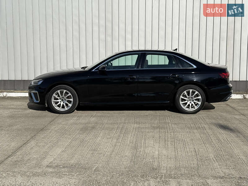 Седан Audi A4 2021 в Чернівцях