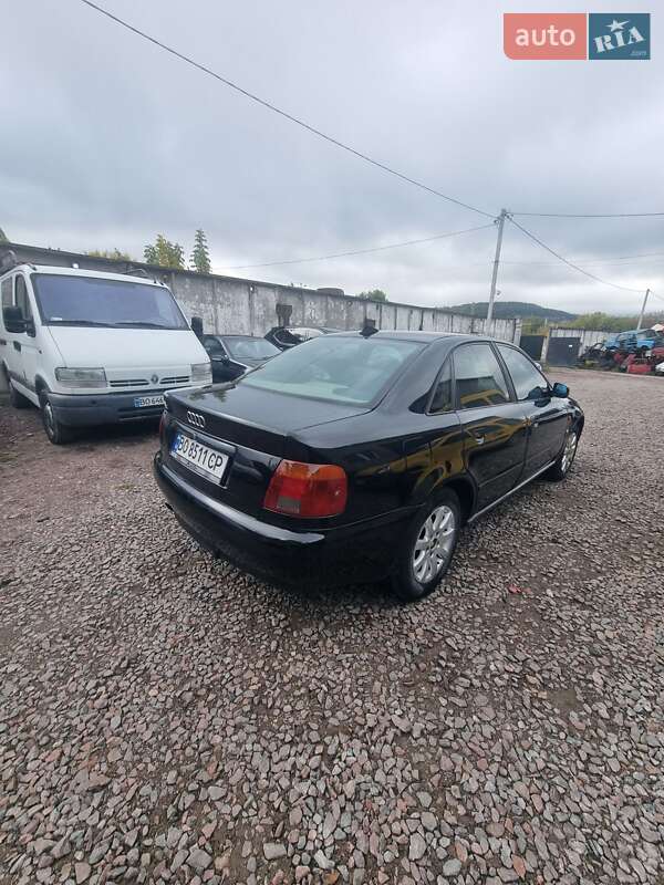 Седан Audi A4 1995 в Кременці