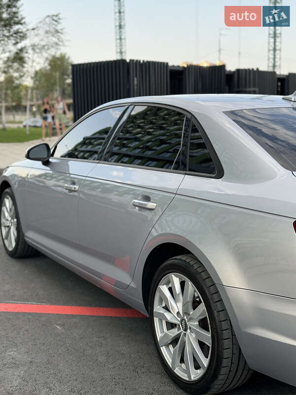 Седан Audi A4 2016 в Киеве