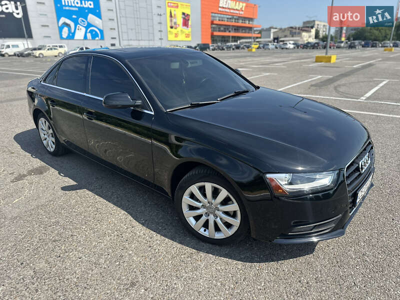 Седан Audi A4 2012 в Чернівцях