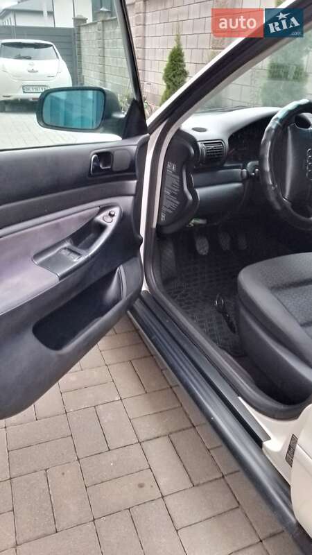 Седан Audi A4 1996 в Ровно