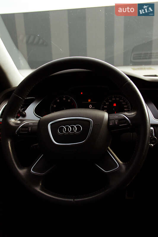 Седан Audi A4 2013 в Луцке