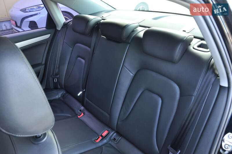 Седан Audi A4 2014 в Львові