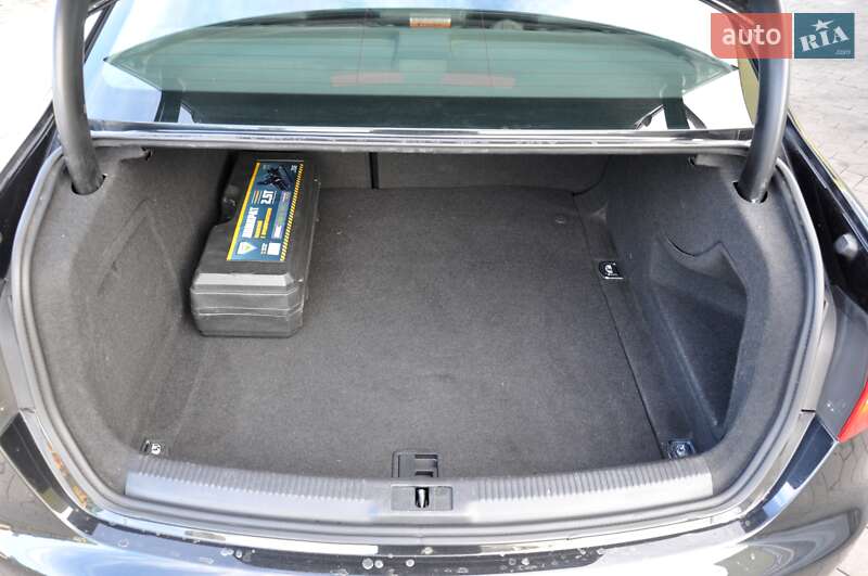 Седан Audi A4 2014 в Львові