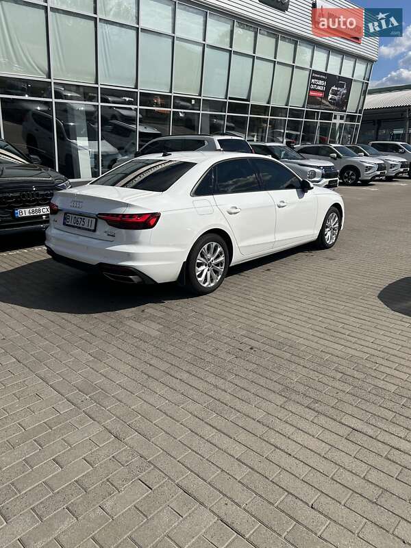 Седан Audi A4 2021 в Полтаві