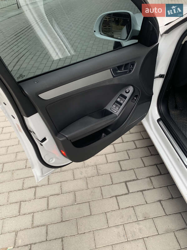 Седан Audi A4 2011 в Львові