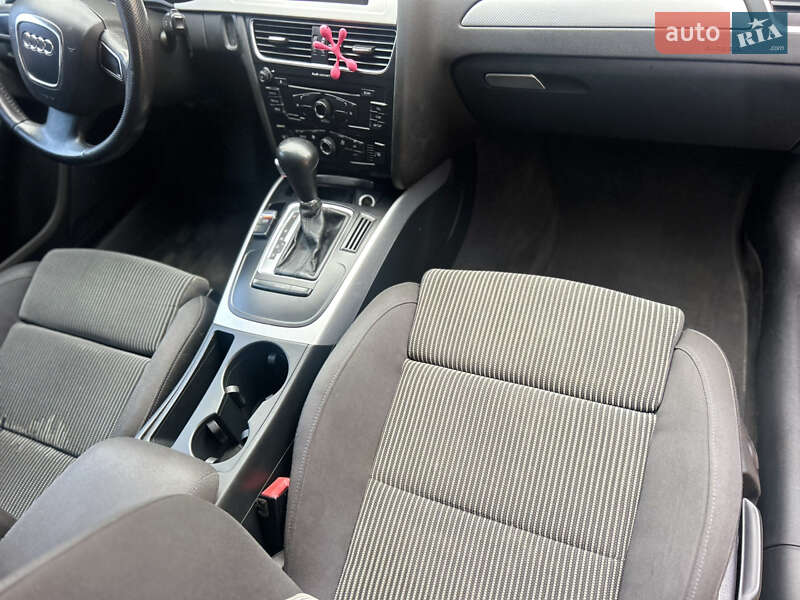Седан Audi A4 2009 в Новой Ушице