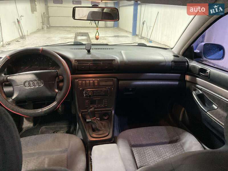 Седан Audi A4 1996 в Коломые
