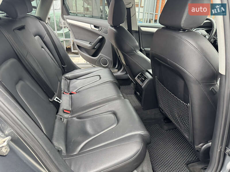 Седан Audi A4 2011 в Мукачевому