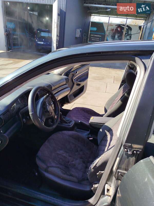 Седан Audi A4 1996 в Новоселиці