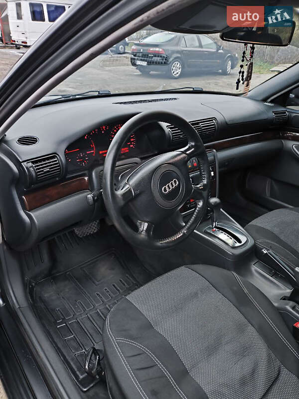 Седан Audi A4 1998 в Золочеве