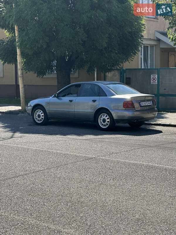 Седан Audi A4 1995 в Ужгороді