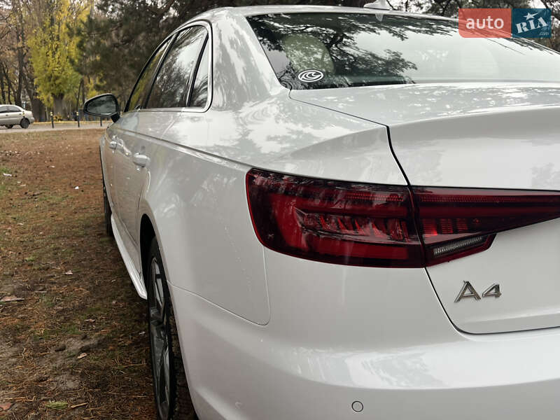 Седан Audi A4 2017 в Дніпрі