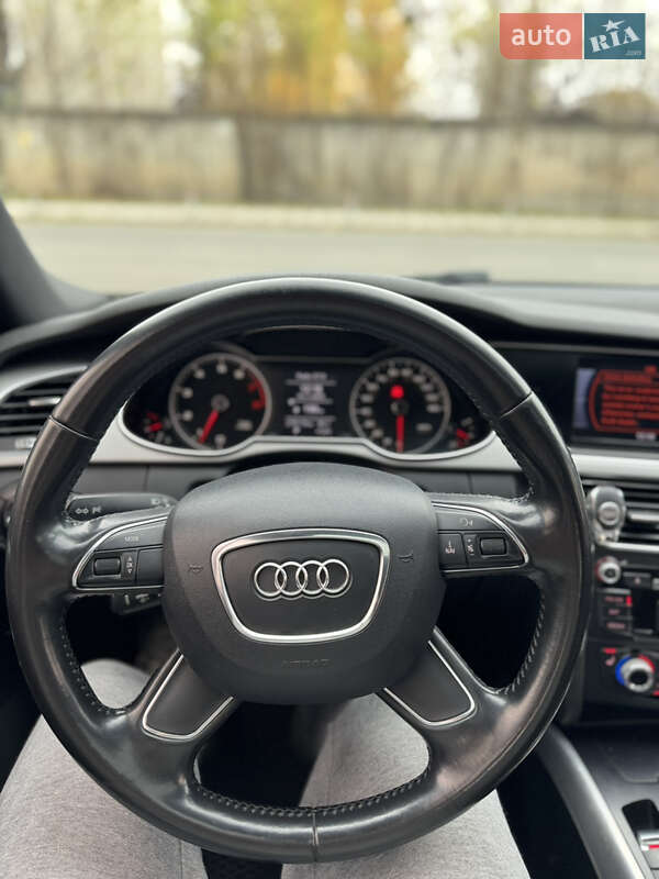 Седан Audi A4 2012 в Смілі