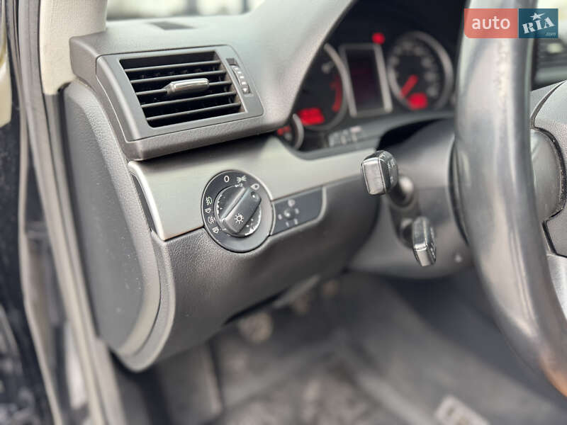 Седан Audi A4 2005 в Звягеле