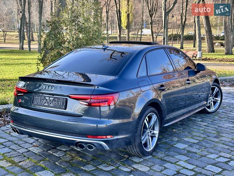 Седан Audi A4 2018 в Киеве
