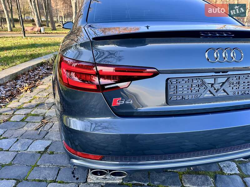 Седан Audi A4 2018 в Киеве