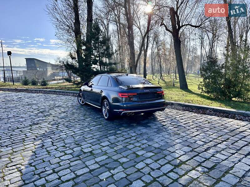 Седан Audi A4 2018 в Киеве
