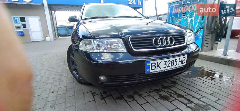 Універсал Audi A4 2000 в Вараші
