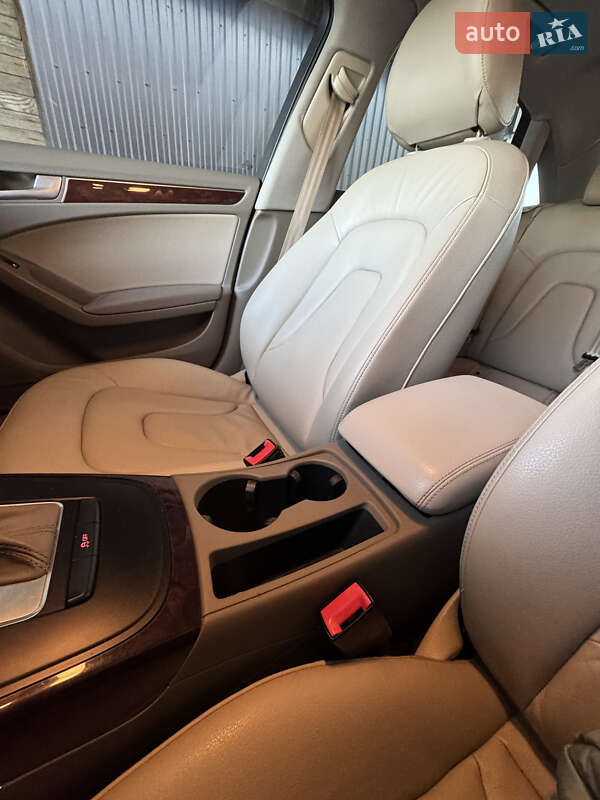 Седан Audi A4 2012 в Луцьку