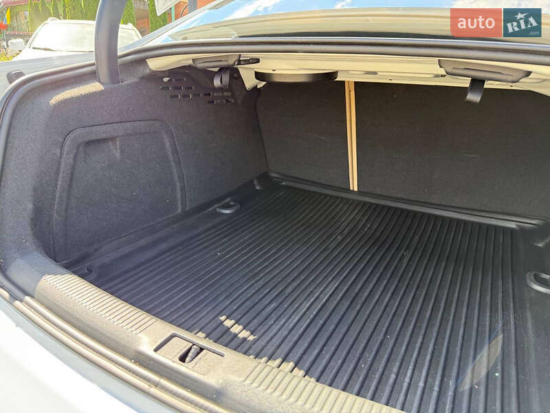 Седан Audi A4 2015 в Стрию