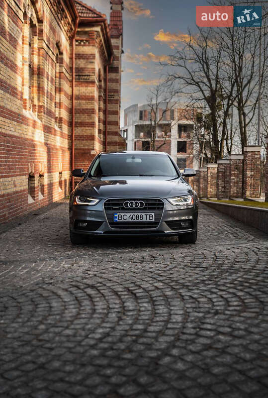 Седан Audi A4 2012 в Львові