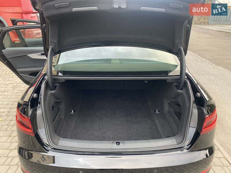 Седан Audi A4 2017 в Самборі