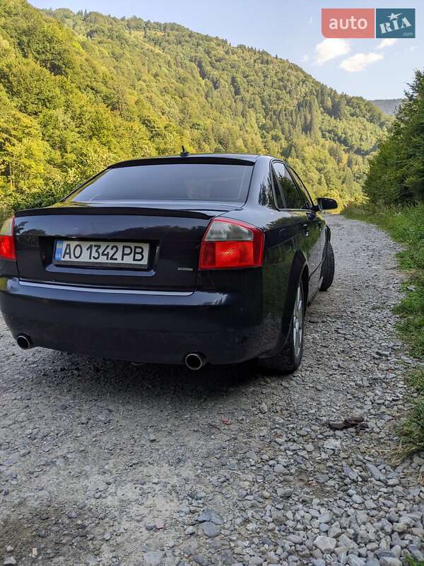 Седан Audi A4 2002 в Рахове