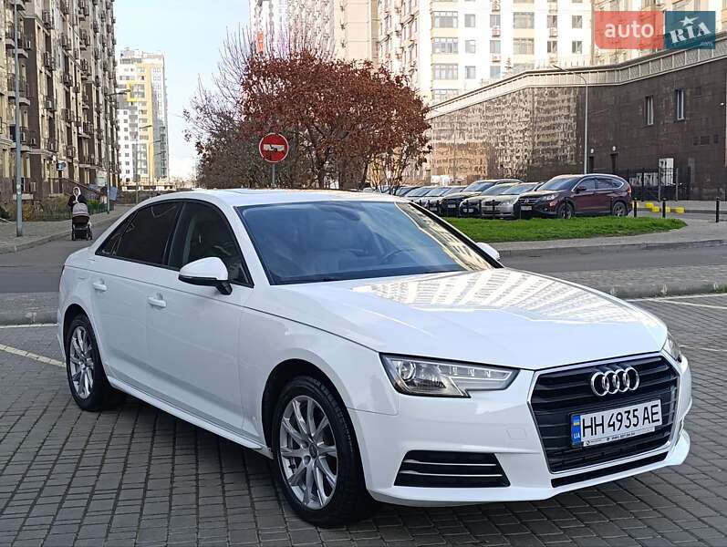 Седан Audi A4 2018 в Одесі