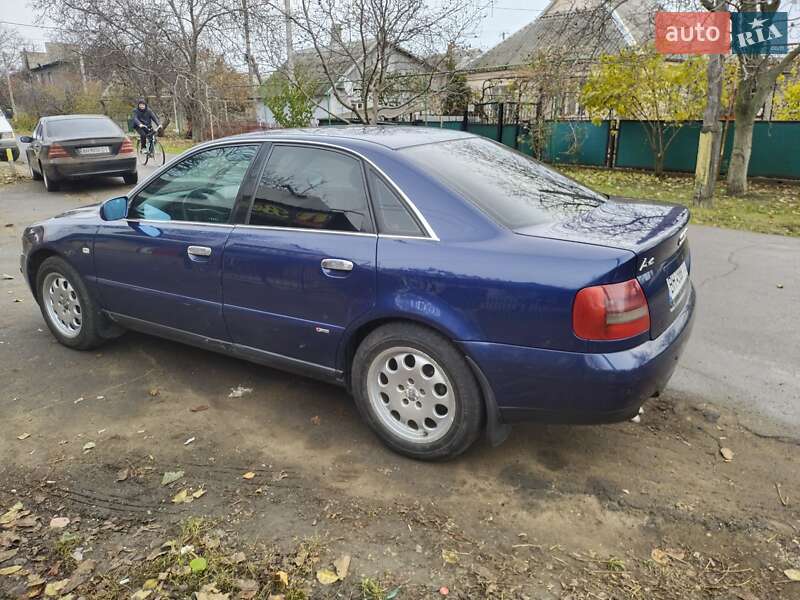 Седан Audi A4 2000 в Роздільній