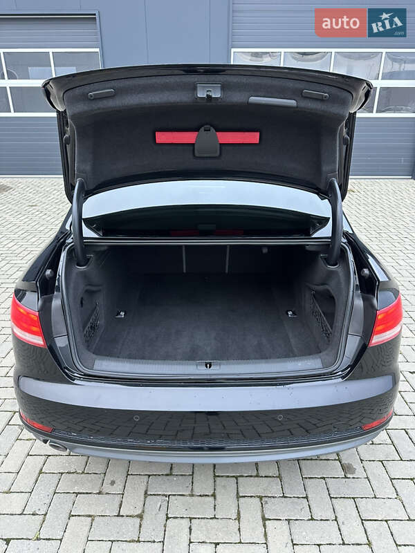 Седан Audi A4 2018 в Мукачево