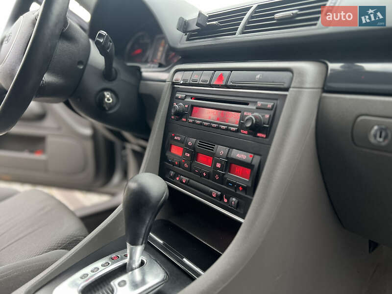 Седан Audi A4 2003 в Жовкві