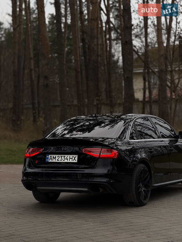 Седан Audi A4 2013 в Житомирі